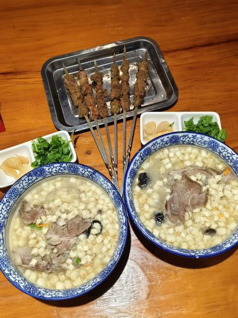 郑州吃的羊肉泡馍和烤羊肉串