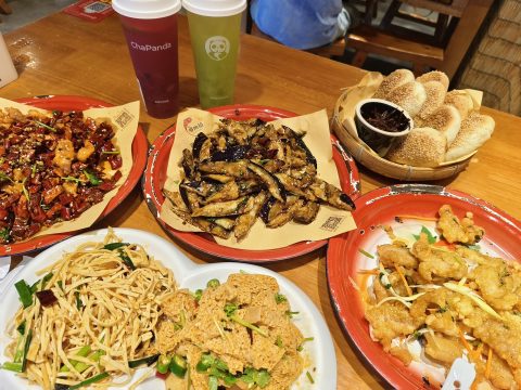 够地稻的茄子辣子鸡锅包肉，一般般吧说得过去