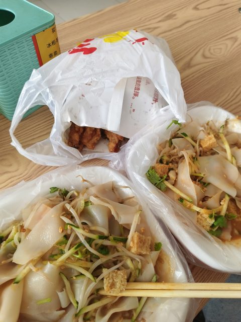 方里的凉皮还可以，就是没吃完