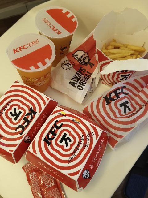 KFC，外送的，送过来都凉了，不好吃