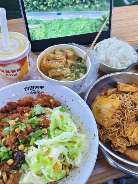 良田先生的面，可以可以，还有小吃街的臭豆腐，没味一般