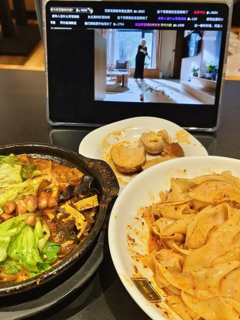 那加牛肉面，凉皮跟麻辣烫都好吃，可以去