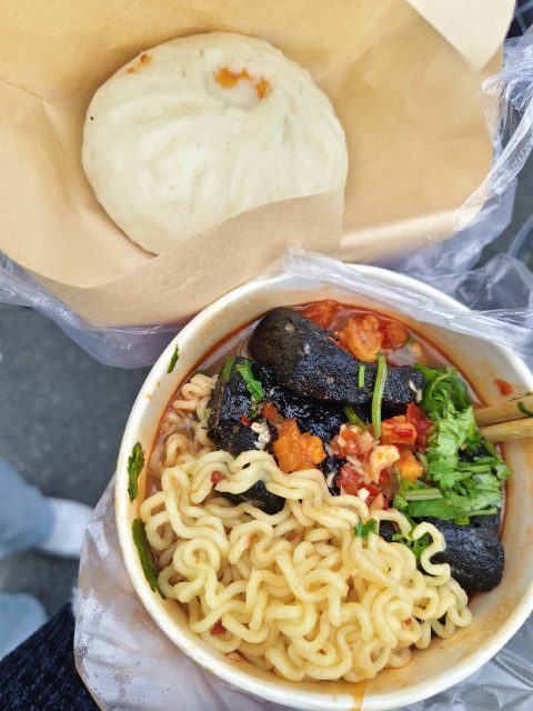 超级超级推荐在宜昌吃的臭豆腐辛拉面，超级无敌好吃，没吃过这么好吃的泡面