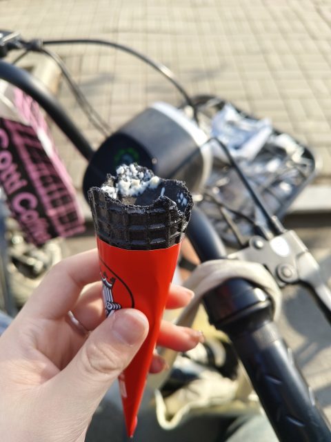 被我一口吞掉的幸运咖的冰淇淋，被宝宝毒打了一顿，又给买了一个