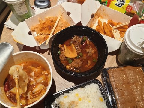 啥都有，那个泡面的安微板面好吃好吃，都可以买一桶尝尝