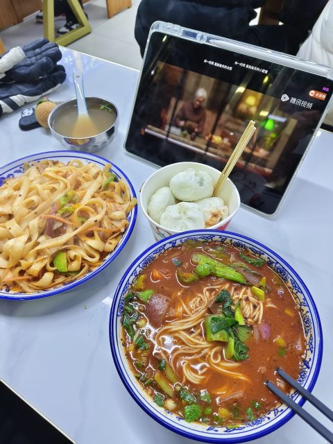 校外的牛肉面和旁边店买的牛肉包，都好吃，包子值得推荐